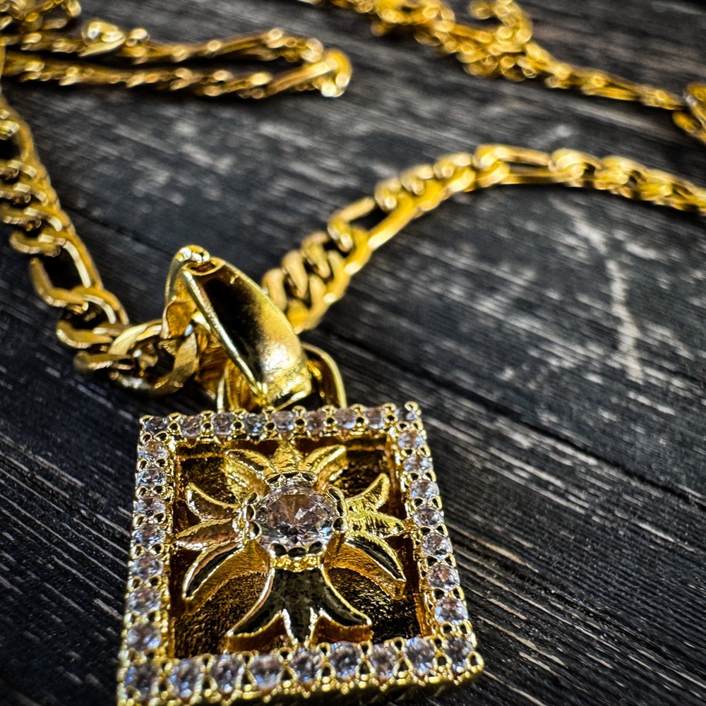 Elegant Gold Pendant Necklace
